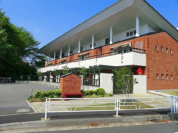 マーマしのはら保育園　(しのはら西と合わせて0歳～5歳まで定員166人。お洒落で大きな建物なので、子供も元気に楽しく遊んでいる。)