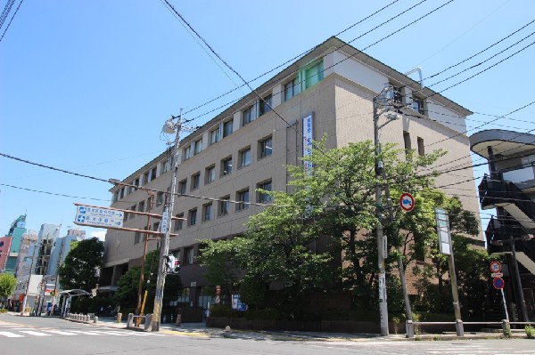 区役所(高津区役所。高津区は溝の口周辺を中心に再開発されており、川崎市中部の商業地として発展しています。)