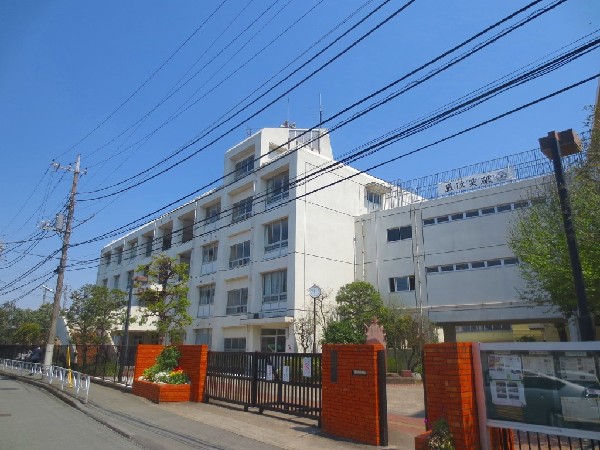 向丘中学校(成長の過程でより濃い時間を過ごす3年間。この学校で過ごす時間は、お子様にとって、とても大切な思い出となるはずです。)