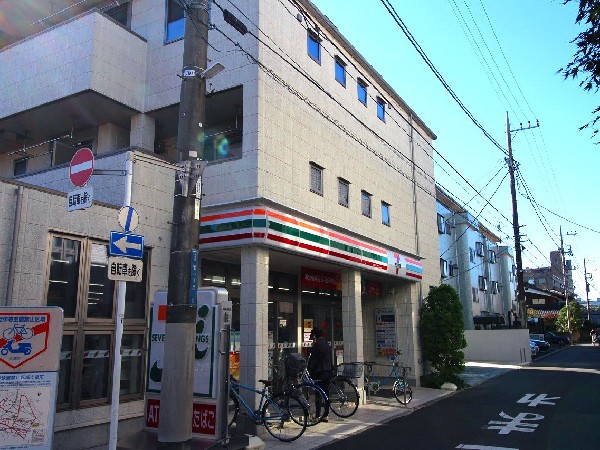 セブン-イレブン川崎菅1丁目店(時間を問わず、幅広い品物が揃うコンビニ。いまや日常生活に深く関係する最重要施設となりつつある。)