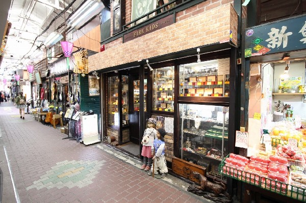 アンティークウォッチ　ファイアーキッズ(六角橋商店街の一本裏。仲見世通りアーケードにあるひときわ目を引くアンティークウォッチ専門店。こだわりの品ぞろえ。)