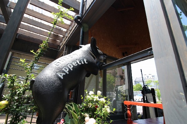 ハウスメッツガーハタ( 肉や素材にこだわり、保存料を一切使わず、肉そのもの、生命を食べるという気持ちで、お客様の顔を想像しながら、心を込めて毎日つくっています。)