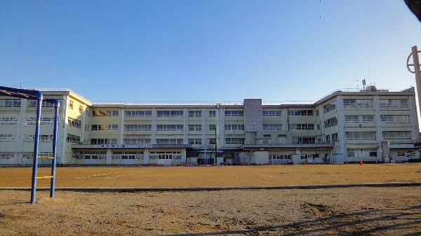南生田小学校(平成28年に、創立40周年を迎えました。本校では、「心豊かで自らよく学び、たくましく活躍できる子どもの育成」を目指しています。)