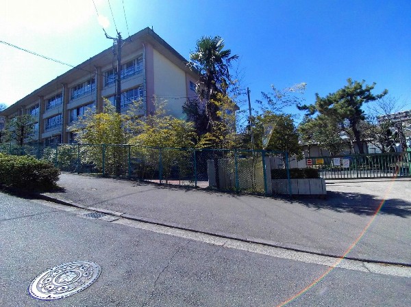 西野川小学校(「自然の坂道」「せせらぎ池」が特徴です。学校キャッチフレーズ：にこにこ しんせつ のびのびと がっこうだいすき わっくわく。)