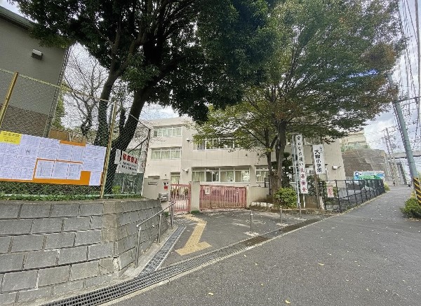 犬蔵小学校(緑の丘に包まれた自然豊かな環境の中で、44年の歴史を刻んできた犬蔵小学校。現在、1100人をこえる児童が、のびのびと学校生活を送っています。)