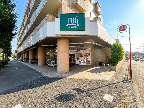 FUJI五月台店(五月台駅より徒歩１分の、閑静な住宅が立ち並ぶ一角にフジ五月台店があります。五月台店の営業時間は9：30～24：00、駐車場50台有り。)