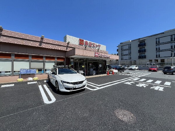 東急ストアたちばな台店(東京、神奈川を中心に首都圏で展開するスーパーマーケット。営業時間9：00-21：00。駐車場44台有り。)