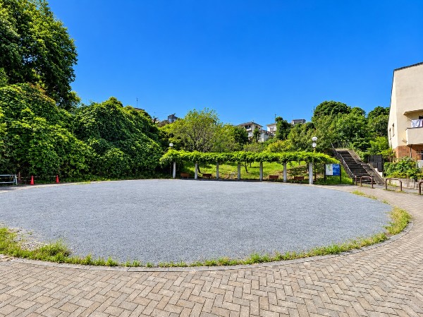 万福寺さとやま公園(緑豊かな自然を身近に感じられる公園。広々とした広場や散策路があり、お子様とのお散歩や休日のリフレッシュにも嬉しい住環境です。)