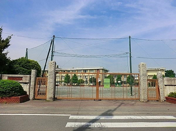 登戸小学校(創立明治6年。学校教育目標「・よく考える子ども・思いやりのある子ども・健康でたくましい子ども・最後までやりぬく子ども」)