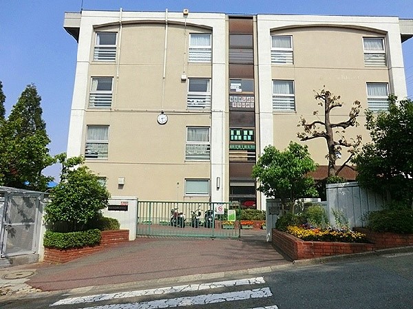 枡形中学校(令和元年度に創立40周年記念式典を行いました。環境に恵まれ落ち着いた雰囲気の中、生徒のみなさんはのびのびと学習に取組んでいます。)