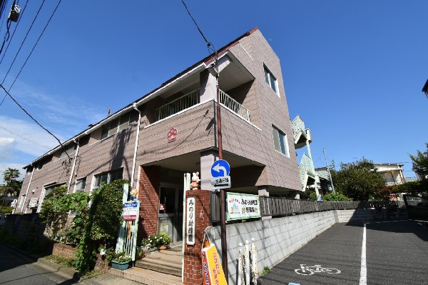 みのり幼稚園(園舎・広い園庭から子供たちの元気な声が聞こえてきます。できることが増えていく、お子様の成長が楽しみです。)