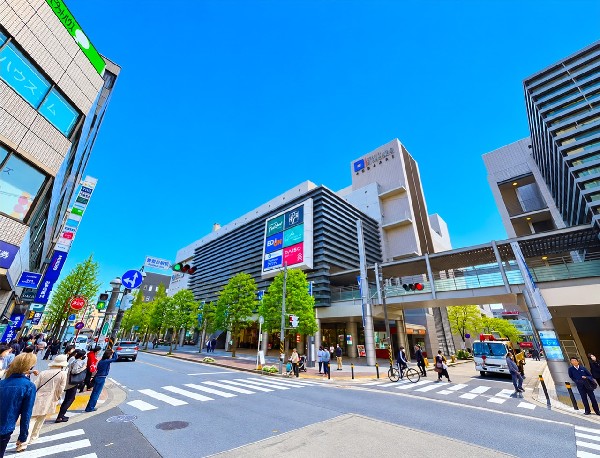青葉台東急スクエア(青葉台駅直結。国際的なチェーン店のほか、カジュアルなレストランやカフェが幅広く揃うモダンなモールです。)