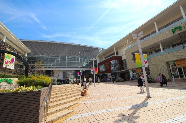 たまプラーザ駅(洗練された田園都市線のイメージそのままに、たまプラーザテラス・東急百貨店などの商業施設が揃う、急行停車駅です。)