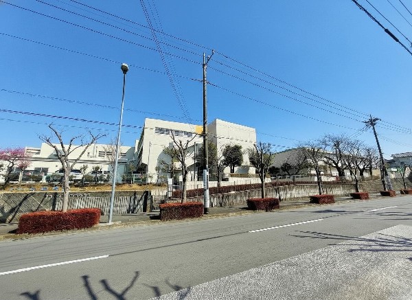 鴨志田緑小学校(のびのびと過ごし、広い校庭で元気に駆け回ったり、どんどん成長していくお子様の姿が目に浮かびます。)
