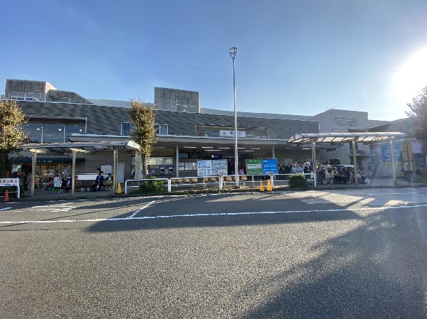 藤が丘駅(青葉台駅の渋谷寄り、一つ手前の各駅停車駅です。駅前にショッピングセンターやドラッグストアなどが一通り揃っています。)