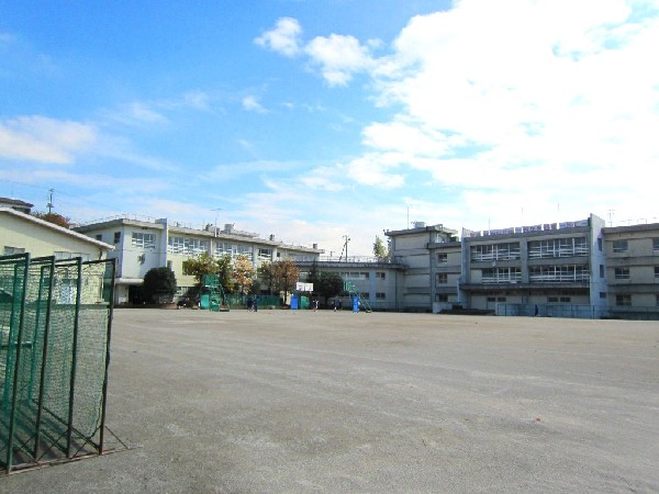 長沢中学校(学校教育目標は「自分を見つめよう、心身を鍛えよう、規律を守り、責任を果たそう、想像的な精神をみがこう」。)