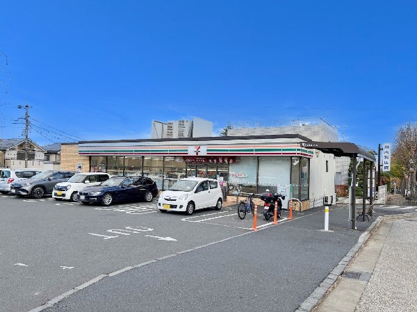 セブンイレブン横浜奈良北団地店　(セブンミールは大好評です。公共料金の支払いなど色々な用途があるコンビニは今や必須ですね)