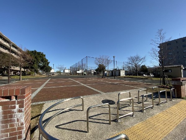 新鶴見公園(芝生の広場やアスレチック遊具、ロング滑り台、健康器具、野球などができる広いグラウンドを有する大型公園)
