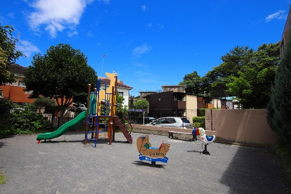 東寺尾中台公園(住宅街の中にある静かな公園です。可愛いキリンの滑り台があり、小さなお子様と遊ぶのにぴったりです。)