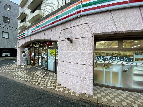 セブンイレブン横浜中山北店(酒たばこ取扱い有。無料Wi-Fi有。24時間営業のコンビニエンスストア。ホットスナックが人気です。)