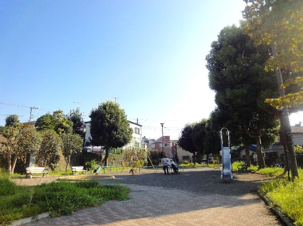 鴨居第二公園(ブランコ・滑り台・うんてい・砂場など一通りの遊具が揃っています。木々も多く、お散歩にも最適です。)