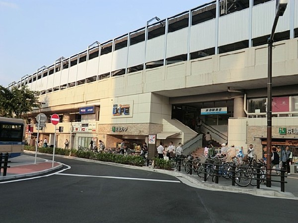 京急鶴見駅(横浜まで３駅のアクセスの良い駅。少し歩けば京浜東北線鶴見駅も利用可能。駅前には多くの店が立ち並ぶ。)