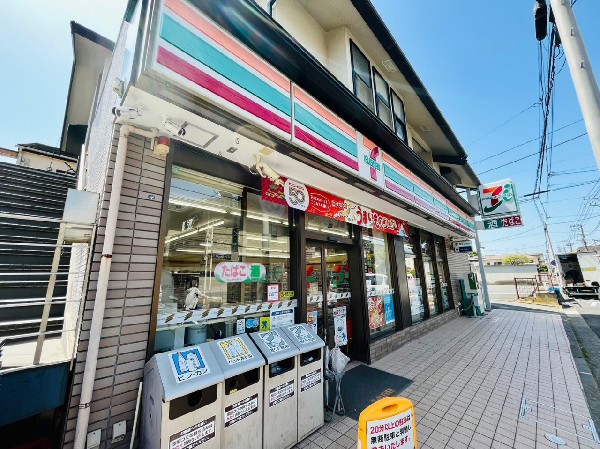 セブンイレブン三ツ池店(時間を問わず、幅広い品物が揃うコンビニ。日常生活に深く関係する最重要施設としてなりつつあります。)