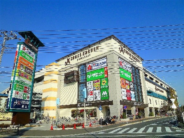 クロスガーデン(人気のあるスーパーのＯＫをはじめ、ドラッグストア、ヤマダ電機、飲食店、病院などが入る商業施設。)