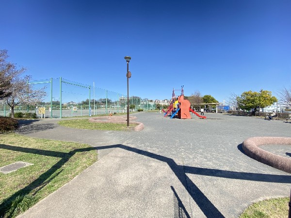 佐江戸おちあい公園(鶴見川沿いにあり見晴らしの良い公園。多目的グラウンドやバスケットのゴール、大きな複合遊具があります。)