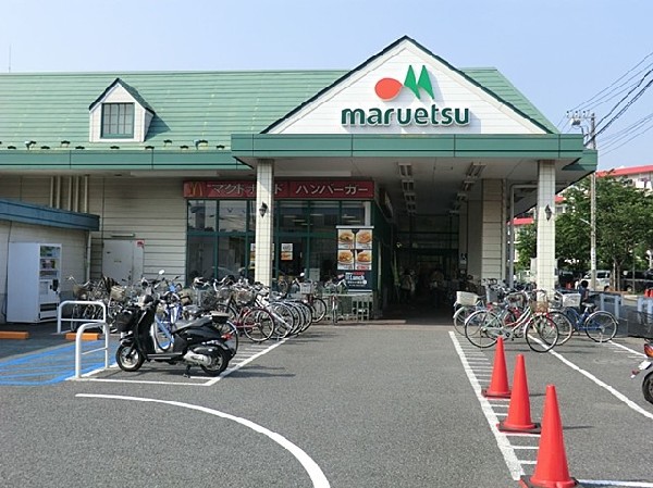 マルエツ朝日町店(広い店内で落ち着いて買い物できるスーパー。営業時間は朝9時～夜9時。駐車場は47台可能で無料。)