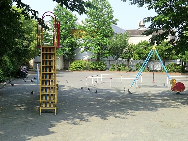 朝日町公園(十分の広さがあるので青空の下で駆け回ったり、遊具で遊んだり、思い思いの遊びができる公園です。)