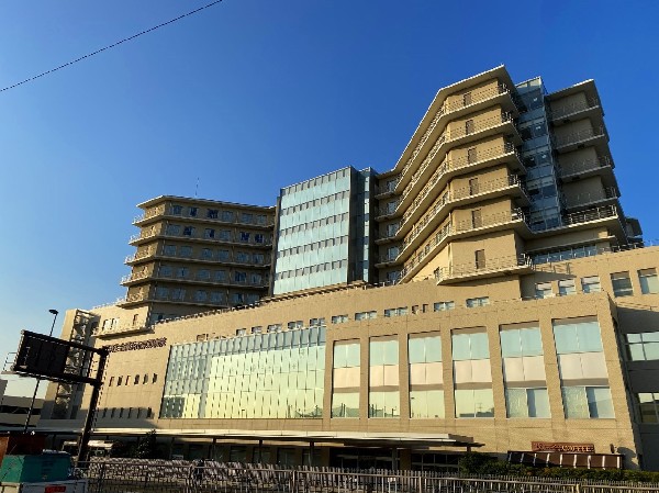 済生会横浜市東部病院(内科、循環器科、神経内科、小児科など３０以上の診療科がある総合病院。がんの治療にも力を入れている。)