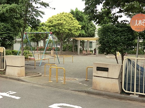 東寺尾別所公園(スーパーライフ近くにある公園。ブランコ、滑り台等の遊具があります。お買い物のついでに遊びに行けそう。)