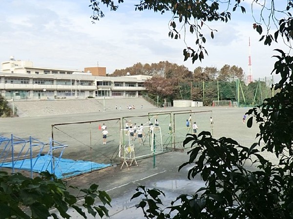 寺尾中学校(1学年8～9クラスのマンモス校。三ツ池公園近くにあり自然豊かです。校庭が広く部活動や体育祭が盛ん。)