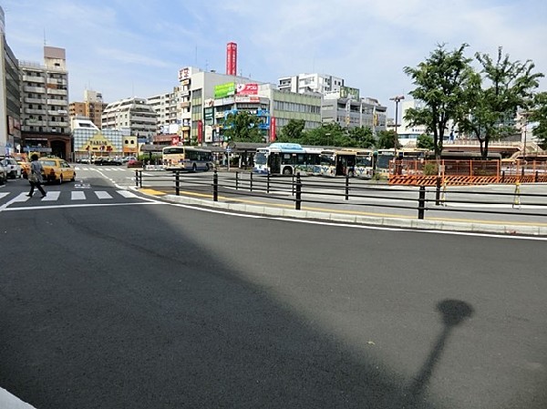 ＪＲ鶴見駅(横浜まで３駅のアクセスの良い駅。少し歩けば京浜東北線鶴見駅も利用可能。駅前には多くの店が立ち並ぶ。)