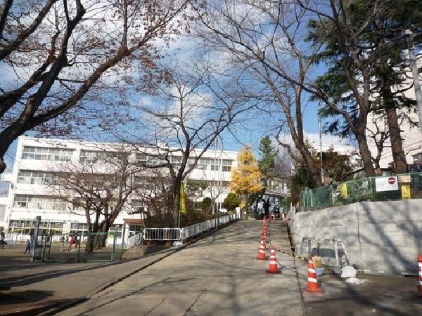 横浜市立菊名小学校(坂の上にある小学校。マーチングバンドは関東大会金賞、全国大会にも出場するほどの実力です。)