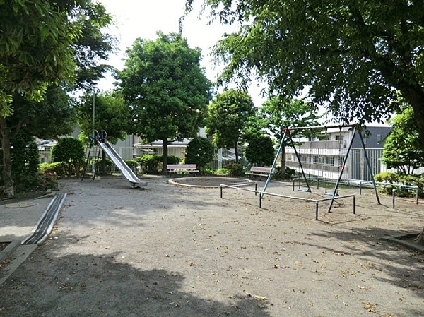 駒岡第二公園(整備が行き届いていて綺麗な公園です。ブランコや滑り台の他にも広場もあり、子供たちでにぎわっています。)