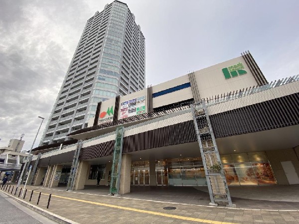 長津田駅(田園都市線、JR横浜線、こどもの国線の3線が利用可能です。駅周辺には暮らしに便利な店舗が揃っています)