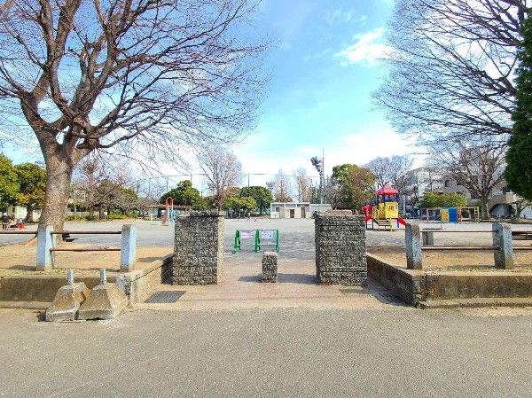 潮田公園(季節毎の植物が綺麗な公園。テニスコート、野球場、遊具、夏はプール有。コミュニティハウス内に図書室も。)