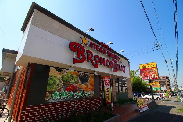 ブロンコビリー横浜鶴見店(炭焼きステーキと俵型ハンバーグ、サラダバー食べ放題が人気のお店。大きい駐車場も完備されています。)