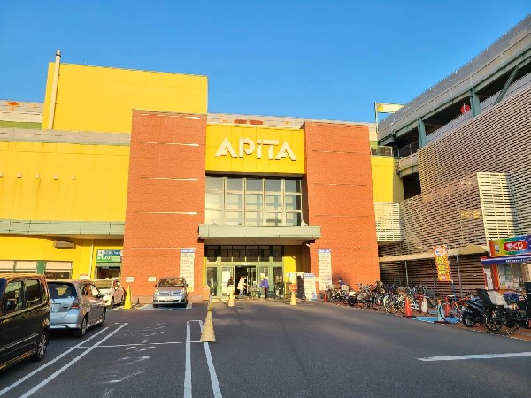 アピタ長津田店(１階のスーパーを中心に、衣料品、生活用品、子供用品など60店舗が入るショッピングモール。駐輪場無料。)
