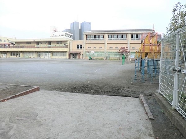 豊岡小学校(創立９７年の歴史と伝統のある小学校。教育目標は「学び合い　高め合い　まちとともに明日を拓く豊岡っ子」)