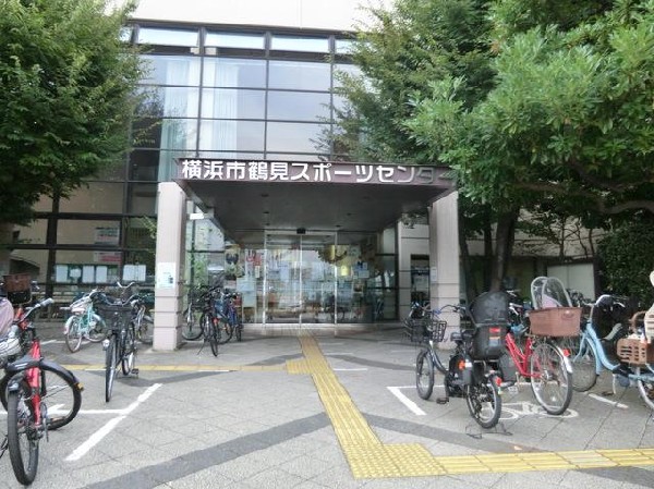 横浜市鶴見スポーツセンター(３つの体育館がありフットサル、バスケ、バレー、空手、体操等が可能。トレーニング室にはベンチプレスも。)