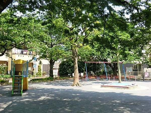 下野谷町第二公園(住宅街の中にあり、ほっと一息つける公園です。すべり台、ブランコ、のびのびと遊べる広場があります。)