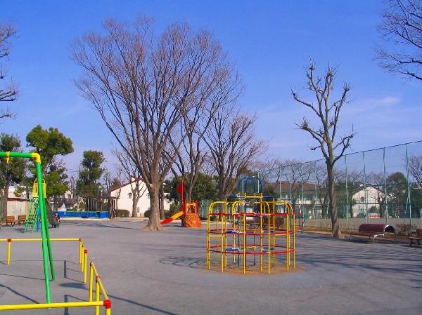 東本郷第三公園(野球ができるグラウンドのある公園。ブランコや滑り台などの遊具がありお子様も楽しめる。通称三菱公園。)