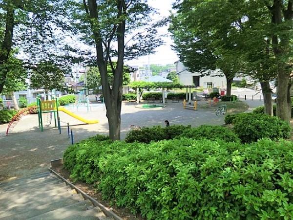 こざか第一公園(ボール遊びが出来る広場とブランコなどがある遊具広場の2段に分かれている。春は桜や藤棚が綺麗です。)