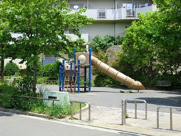梶山二丁目第二公園(複合遊具とベンチがある公園。樹木が立ち並び、木漏れ日を愉しめます。地域行事で賑わうこともあります。)