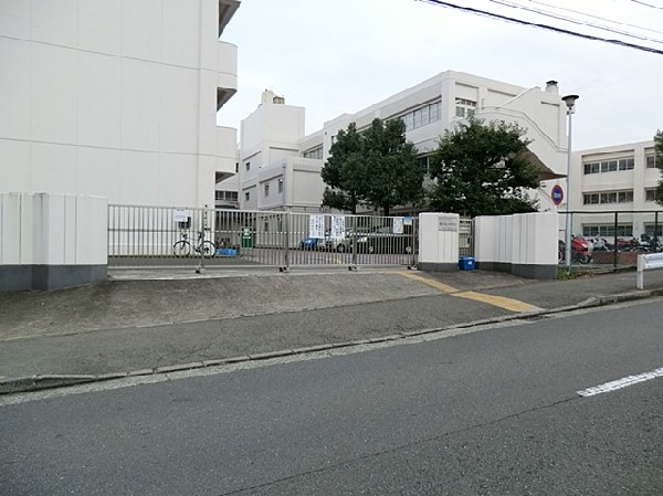 横浜市立義務教育学校霧が丘学園(2010年より小中一貫教育を行っています。人とのかかわりを大切にし、豊かな人間性をもった児童・生徒を育てます。)