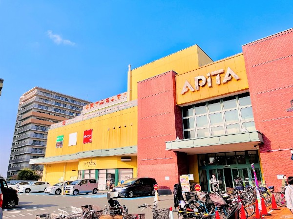 アピタ長津田店(１階のスーパーを中心に、衣料品、生活用品、子供用品など60店舗が入るショッピングモール。駐輪場無料。)