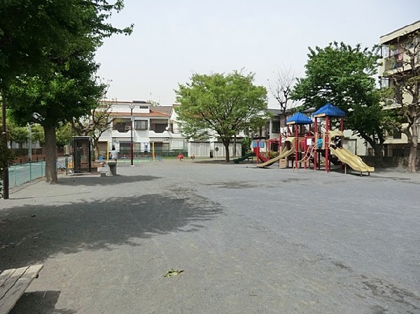 京町公園(川崎市立京町小学校に隣接する公園。毎日子供たちの声でにぎわっており、整備された花壇がとても綺麗です)